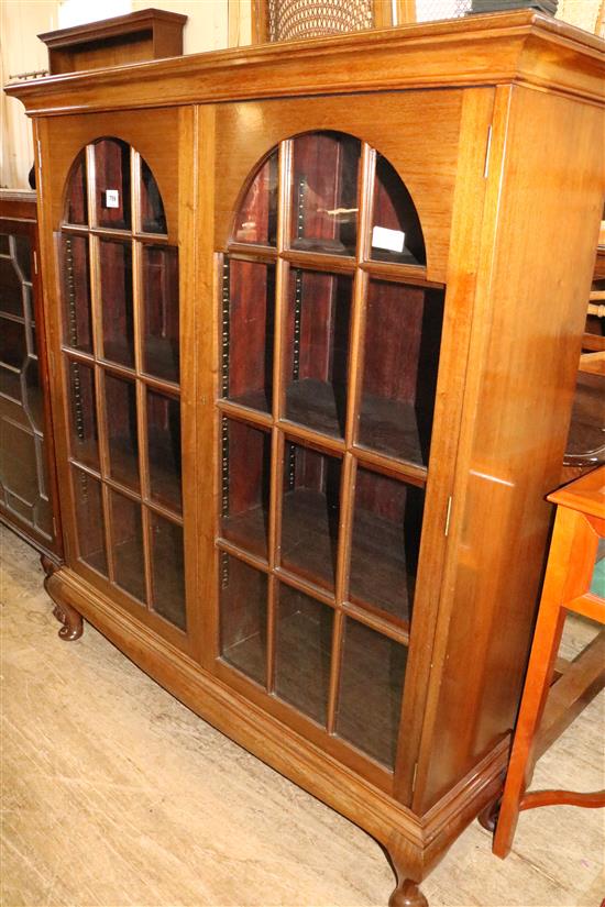 Two door glazed bookcase(-)